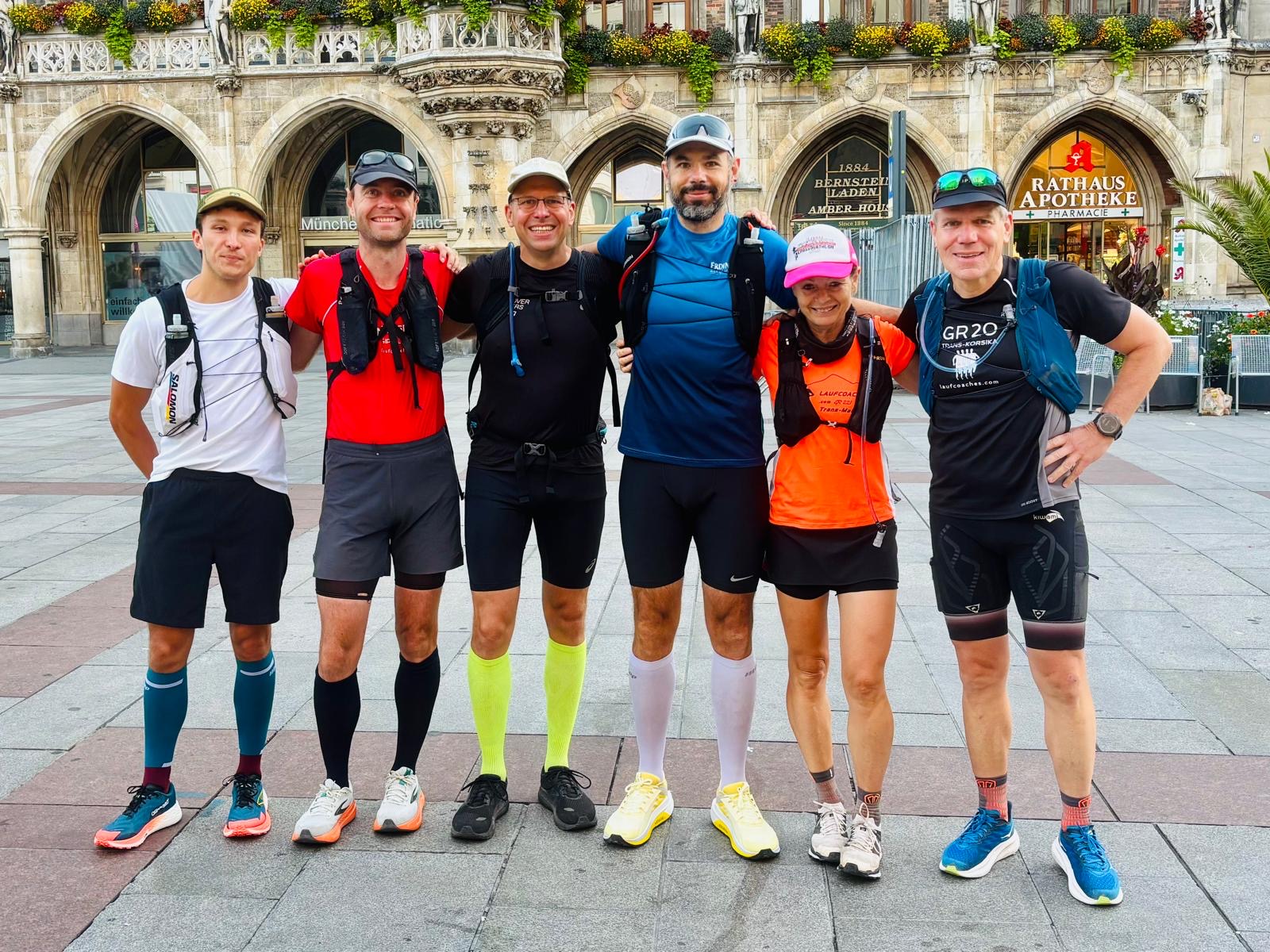 6 Läufer am Start am Marienplatz in München